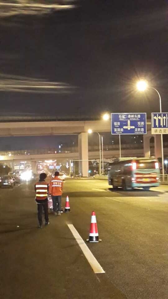 深圳布龙路划线工程施工完毕